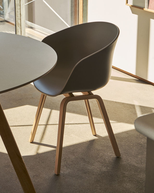 HAY About A Chair AAC 22 mit Armlehnen in Beige aus Polypropylen und Holz - Bild 2
