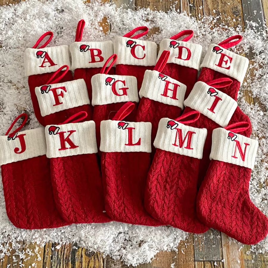 Personalisierter gestrickter Weihnachtsstrumpf in Rot mit Zopfmuster als Kamin-Hängedekoration - Bild 2