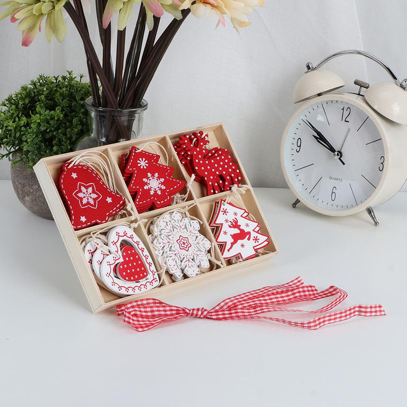 24 Stück CosyHome Weihnachts Hängeornamente aus Holz in Rot mit Rentier und Sternen im Landhausstil - Bild 7