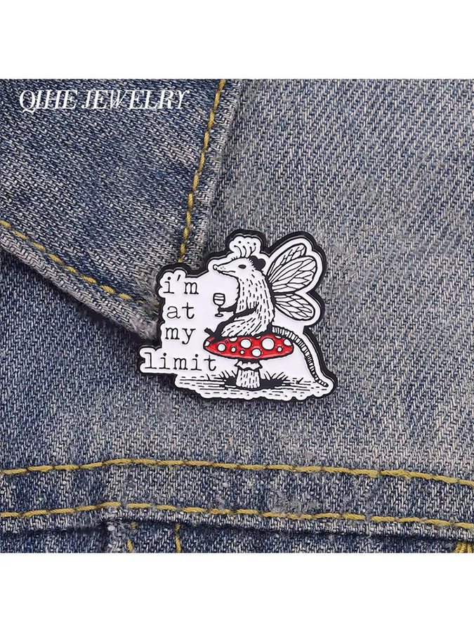 QIHE JEWELRY Brosche Opossum-Fee auf Pilz mit Wein, Emaille, Unisex - Bild 4