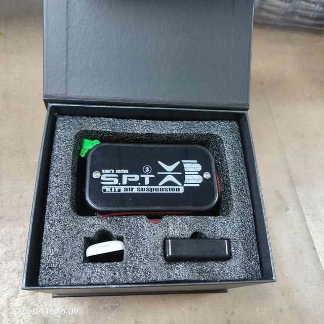 AccuAir S.P.T Luftfederung mit Bluetooth-Steuerverteiler VU4 in Schwarz - Bild 1