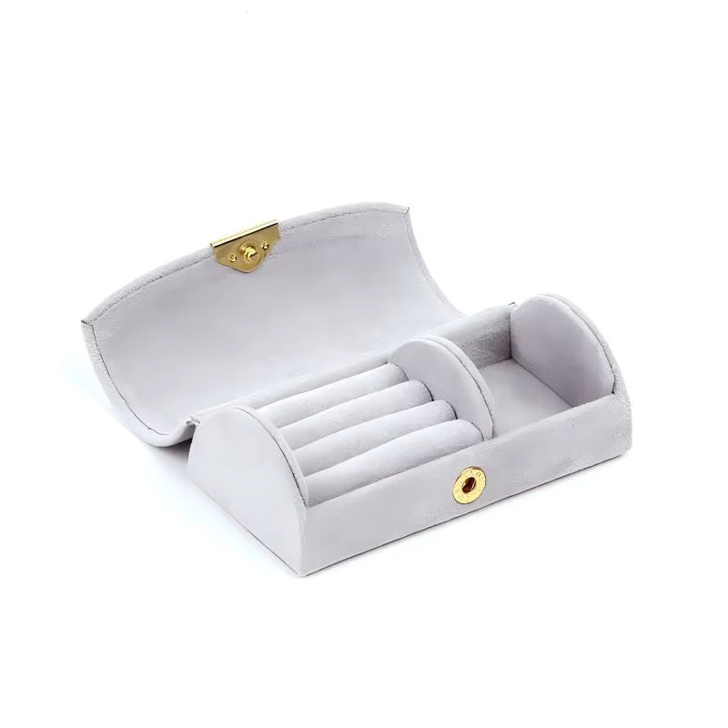 Elegante tragbare Mini-Schmuckbox aus Samt in Braun für Ringe und Ohrringe - Bild 4