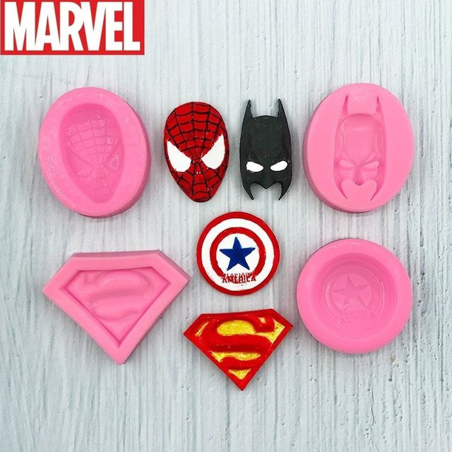 Beast Kingdom Silikon-Fondantform für Kuchen und Schokolade mit Marvel und DC Charakteren wie Batman, Superman, Captain America und Spiderman in Pink - Bild 1