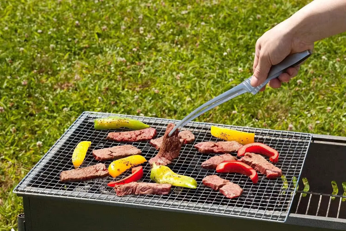 Rutschfeste Grillzange aus Edelstahl in Silber für Grillen, Camping und Buffet - Bild 2