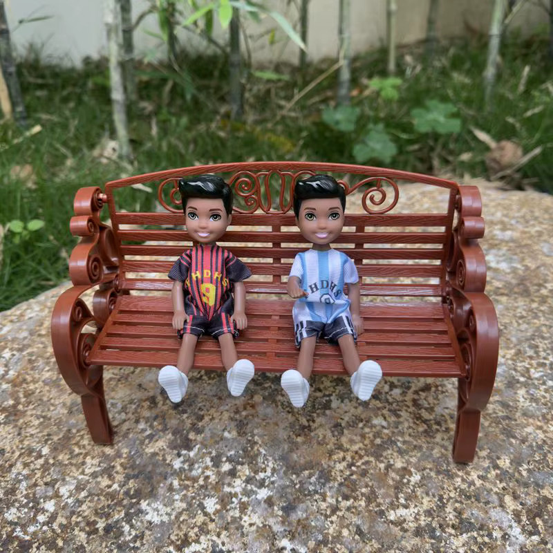 Barnewa Miniatur-Parkbank für Puppenhaus als Fußballspieler-Zubehör in Braun - Bild 2