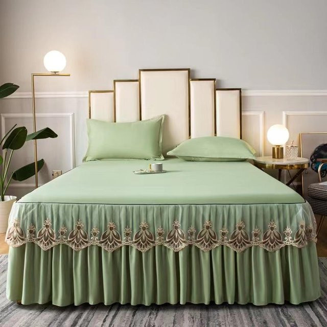 3-teiliges Set aus Rohbaumwolle von Your Warm Home in Grün mit besticktem Bettrock und Spitzenrand sowie 2 Kissenbezügen, B/T: 120 x 200 cm - Bild 1