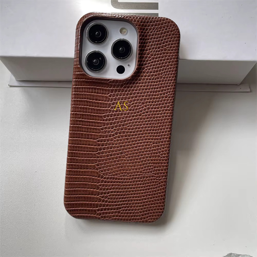 Personalisierte Luxus iPhone Hülle aus PU-Leder mit Eidechsen-Design und Initialen in Gold oder Silber für Apple iPhone 14 - Bild 1