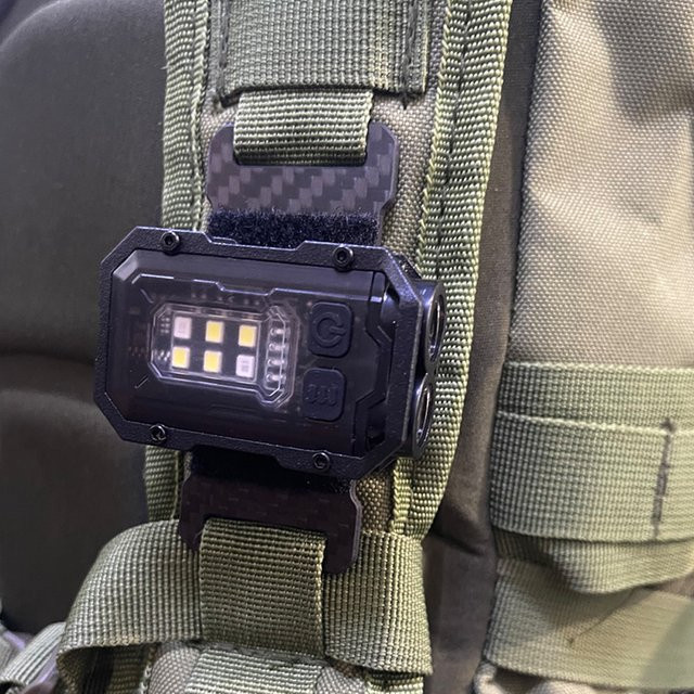 VULPO Outdoor EDC Mini Licht Schwarz mit Stroboskop-Funktion und wiederaufladbarem Akku für Molle-Systeme und Rucksackgurte - Bild 1
