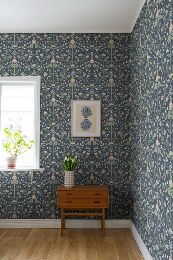 Sandberg Wallpaper Till Carl - Indigo Tapete mit botanischem Floral-Design in Blau, Türkis und Grün - Bild 1