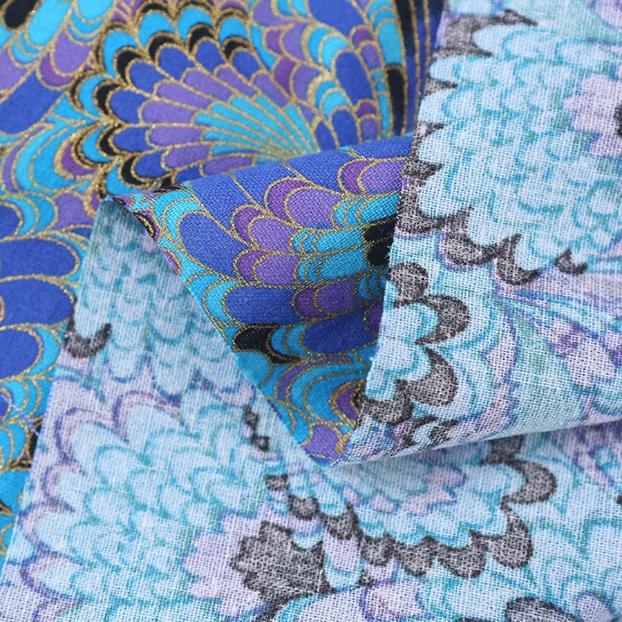 Handgefertigter japanischer Baumwollstoff mit Gold- und Blautönen in floralem Oriental-Design für Kimono oder Tischdecken - Bild 2