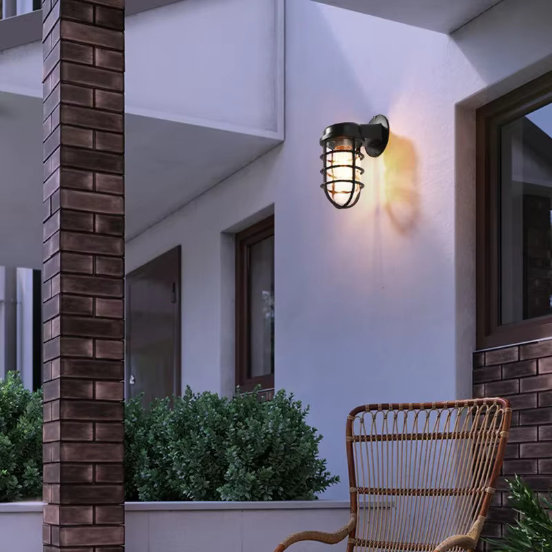 Industrielle Wandleuchte im Vintage Loft Design als Lichterkäfig aus Metall in Schwarz mit transparentem Glas für Wohnzimmer, Garten oder Außenbereiche - Bild 5