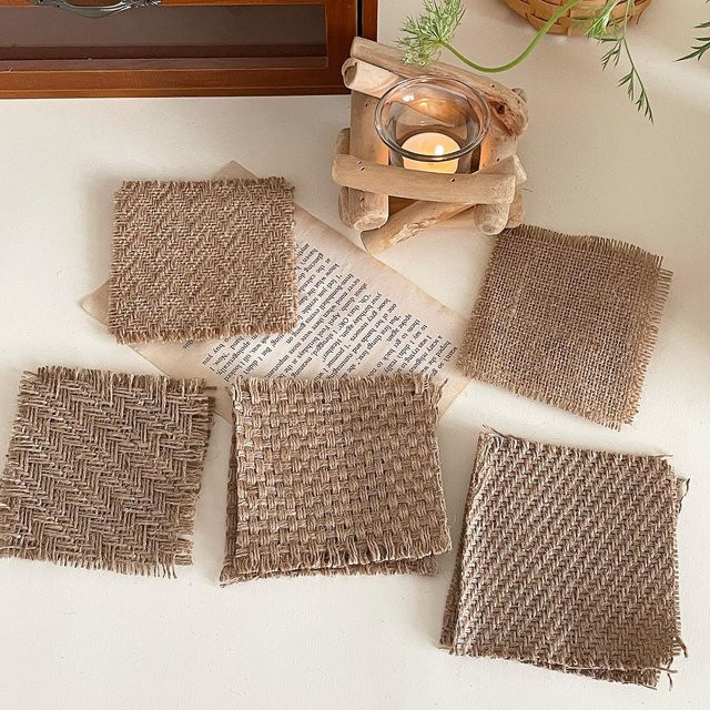 Retro Leinen-Untersetzer in Beige, quadratische Unterlagen aus grobem Gewebe für Kerzen, Schmuck oder als Fotografie-Requisit - Bild 1
