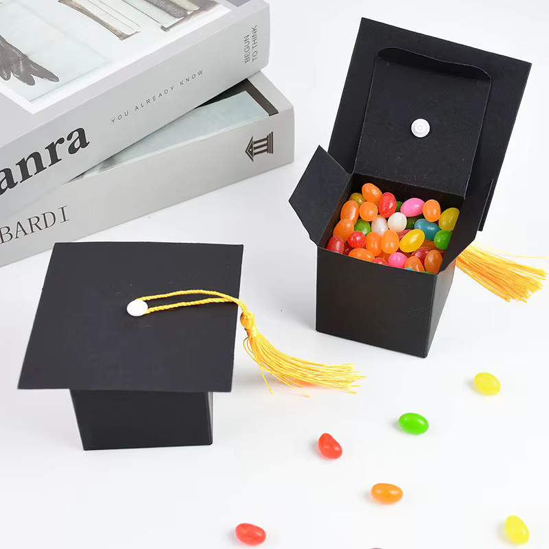 CYZIWEIN Süßigkeitenboxen in Form eines Bachelor-Huts aus Papier für die Abschlussfeier in Schwarz und Weiß - Bild 3