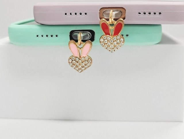Süßer USB-C Staubschutzstopper mit Diamant-Herz und Kaninchen-Design in Pink und Multicolour für dein iPhone und andere USB-C Geräte - Bild 1