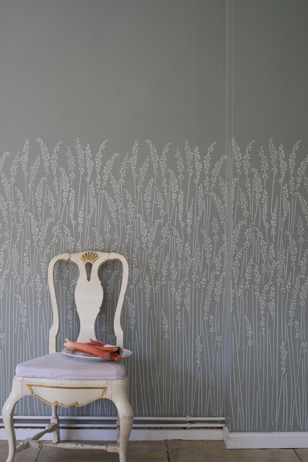 Farrow & Ball Tapete Feather Grass in Pigeon/Mizzle mit botanischem Floral-Design in Grün und Grau - Bild 1
