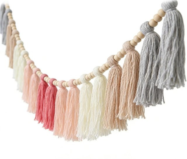 Boho Quasten-Girlande mit Holzperlen und Baumwollseil als Wandbehang in Pink und Multicolour für Kinderzimmer und Schlafzimmer - Bild 1