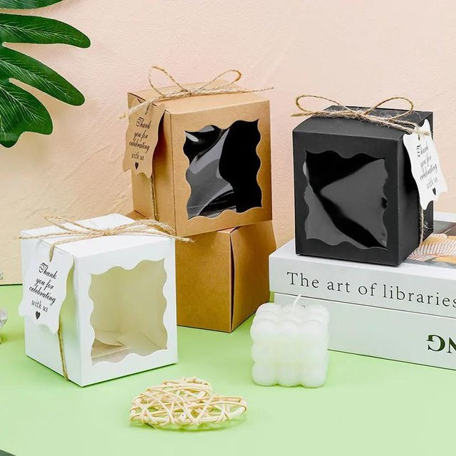 Kerzen-Geschenkboxen aus Papier mit transparentem Fenster, Etikett und Bindfaden in Weiß für Hochzeiten, Geburtstage und Partys - Bild 1