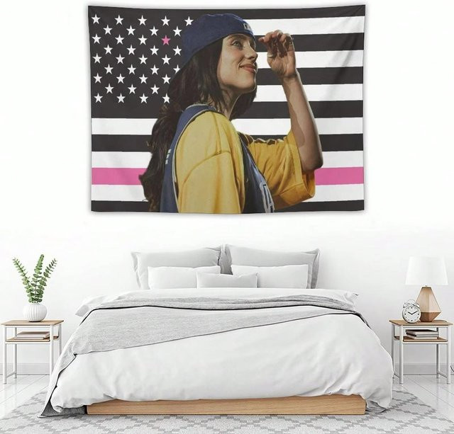 Billie Eilish Wandteppich mit amerikanischem Flaggen-Design von Graphic Tee Hub, Mehrfarbig, B/H: 150 x 180 cm - Bild 1