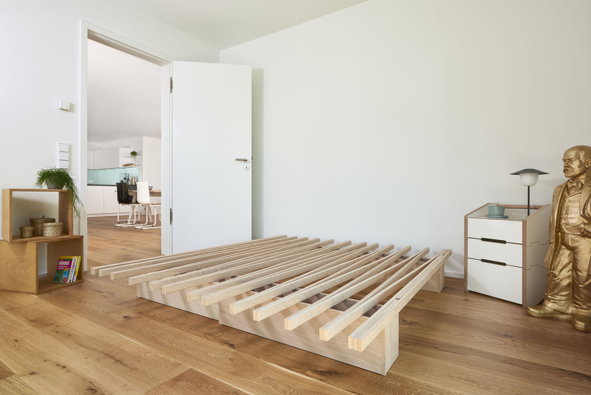 Tojo V Bett aus Massivholz Buche in Braun und Beige, B/T/H: 180 x 230 cm - Bild 2