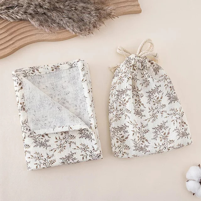 2-teiliges Baby Set aus Musselin-Baumwolle mit Swaddle Decke und Aufbewahrungstasche in Floral Vintage Design, Mehrfarbig - Bild 1