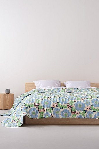 Jotex Tagesdecke FRIDA mit floralem Muster in Blau und Multicolour, gesteppt aus Bio-Baumwolle und Polyester - Bild 1