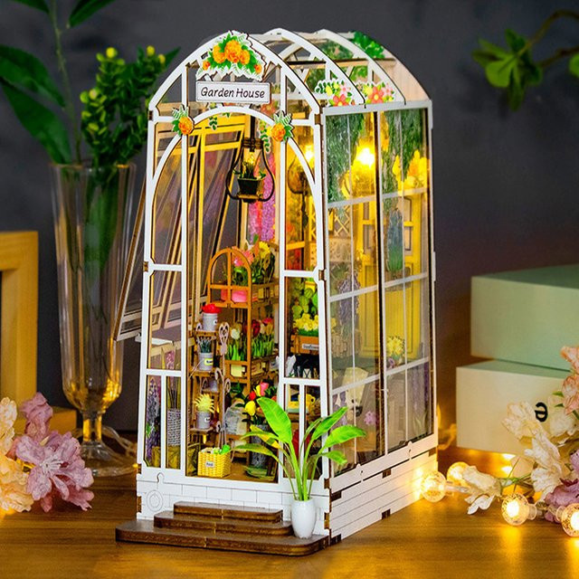 Battoom DIY Puppenhaus Miniatur-Bausatz aus Holz als Buchnischen-Einsatz mit LED-Beleuchtung - Bild 1