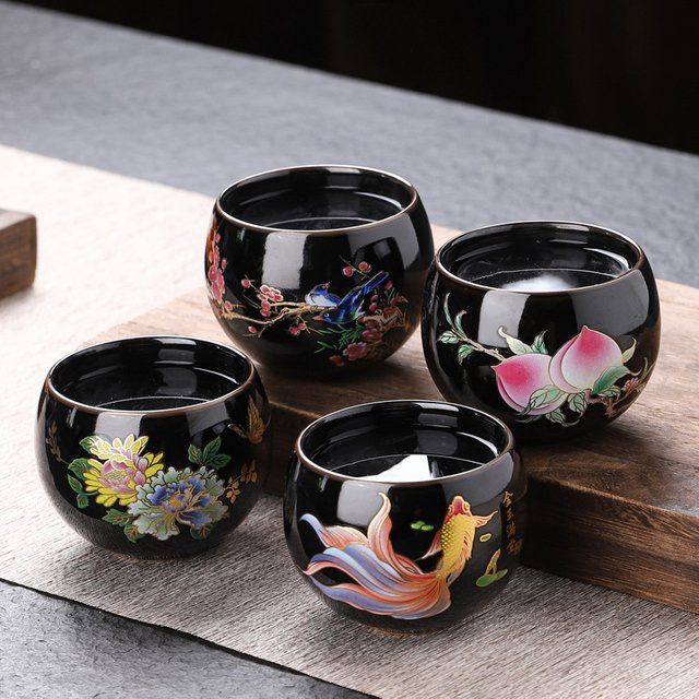 Handgefertigte Keramik-Teetasse in Schwarz mit Farbwechsel-Effekt im Drachen-Ei-Design für die Gongfu-Teezeremonie - Bild 1