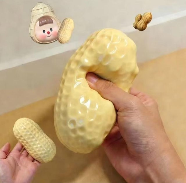 Erdnussförmiger Quetschball, Knuspriger Weicher Squishy Fidget Spielzeug, beige - Bild 1