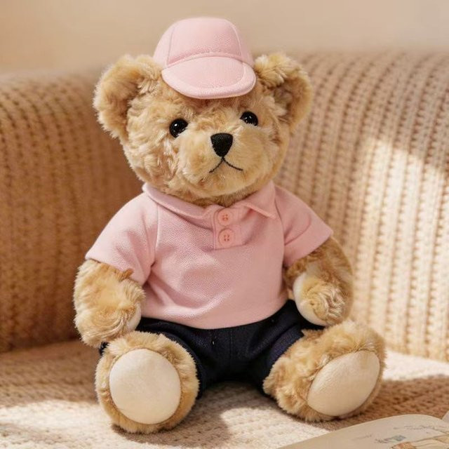 Sitzende Bärenpuppe mit Hut und Kissen, Plüschtierfigur, 25cm, ab 14 Jahren - Bild 1