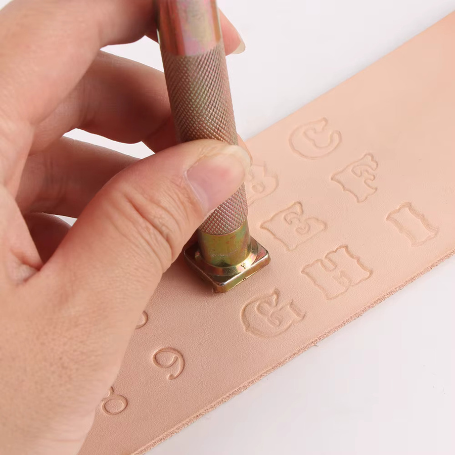 QJH Leder-Stempelset aus Metall in Gold mit Alphabet, Buchstaben und Zahlen für DIY-Lederhandwerk und Sattlerarbeiten - Bild 2