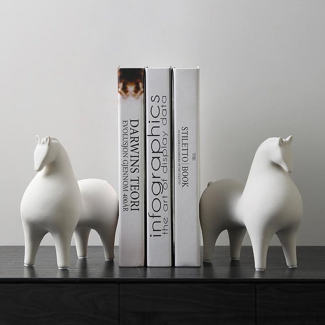Tangma Keramikornament Pferd in Weiß von Yiran Furniture als kreative Tischdekoration für Wohnzimmer und Büro - Bild 1