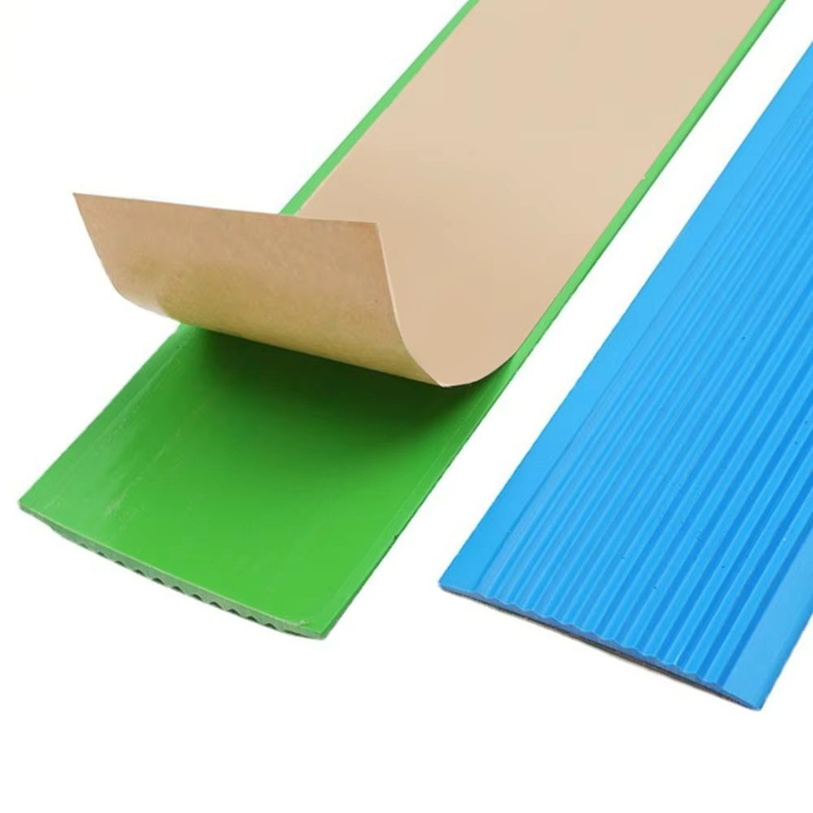 Selbstklebender Treppenkanten-Schutz aus PVC in Rot mit Streifenmuster, rutschfest und wasserdicht, Länge: 100 cm - Bild 2