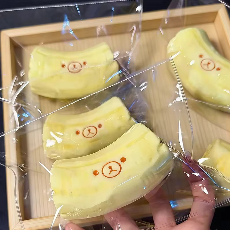 Potdemiel Bananenbär Squishy aus Silikon in Gelb als Anti-Angst und Stressabbau Spielzeug - Bild 3
