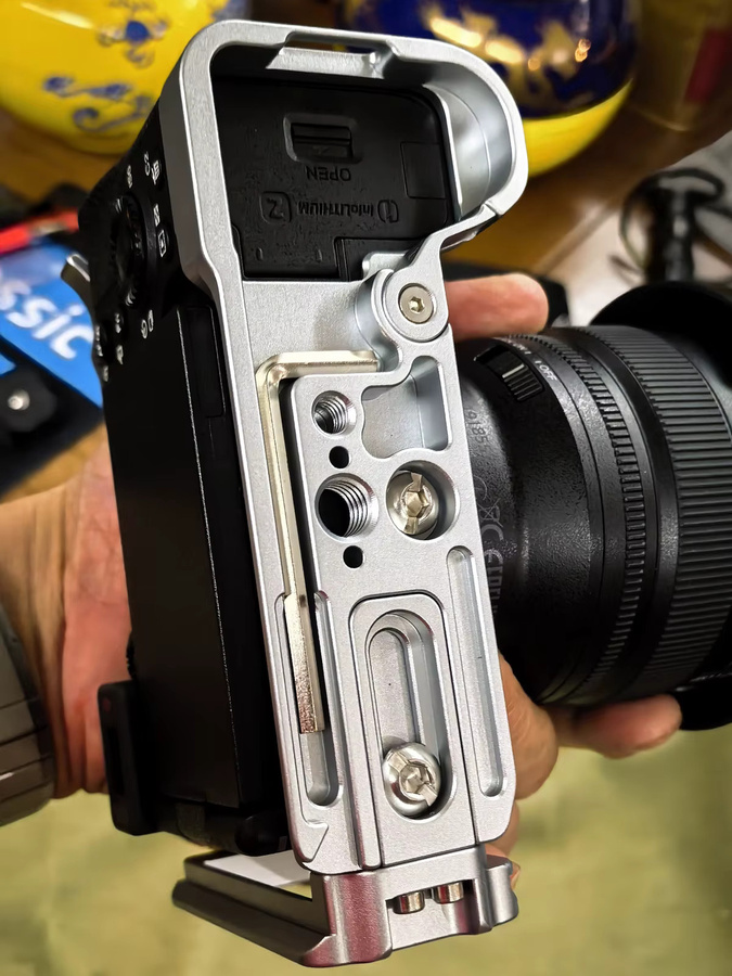 Sony L-Halterung vertikaler Handgriff mit Schnellverschlussverlängerung für A7C2, A7CR und A7C II in Silber - Bild 4