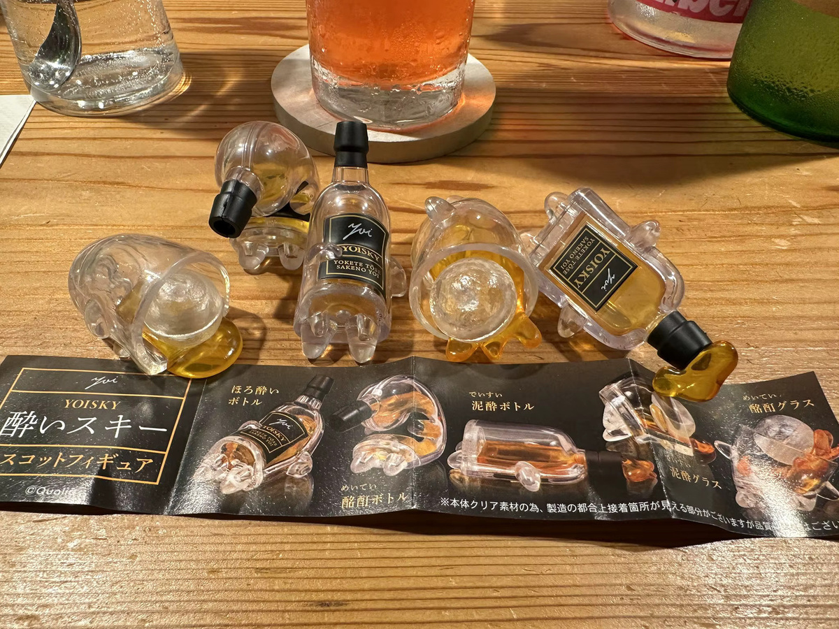NewBiFo Qualia Kapsel Miniatur-Figur Tipsy Weinflasche und Whisky Glas als kreatives Schreibtisch-Ornament in transparent - Bild 2
