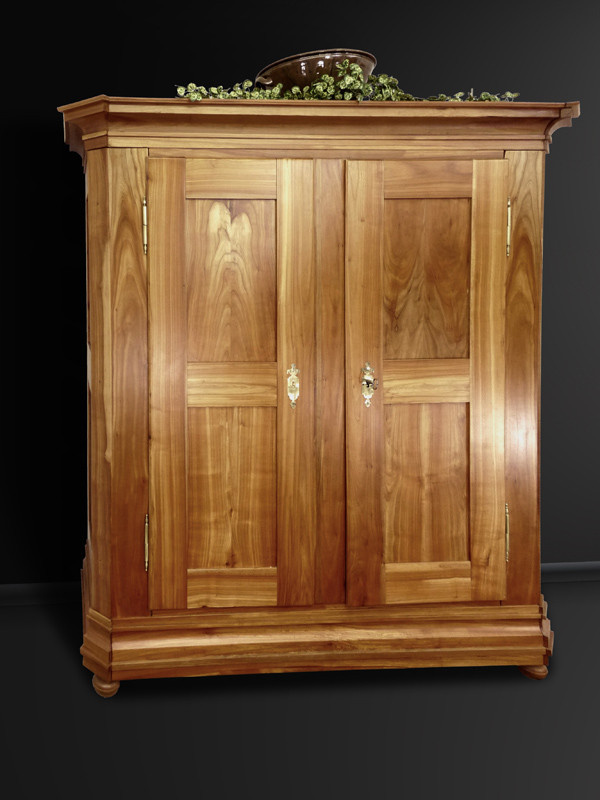 Antikhof Brück Biedermeier Kirschschrank in Braun mit vorspringenden Eckschrägen, B/T/H: 196 x 60 x 190 cm - Bild 1