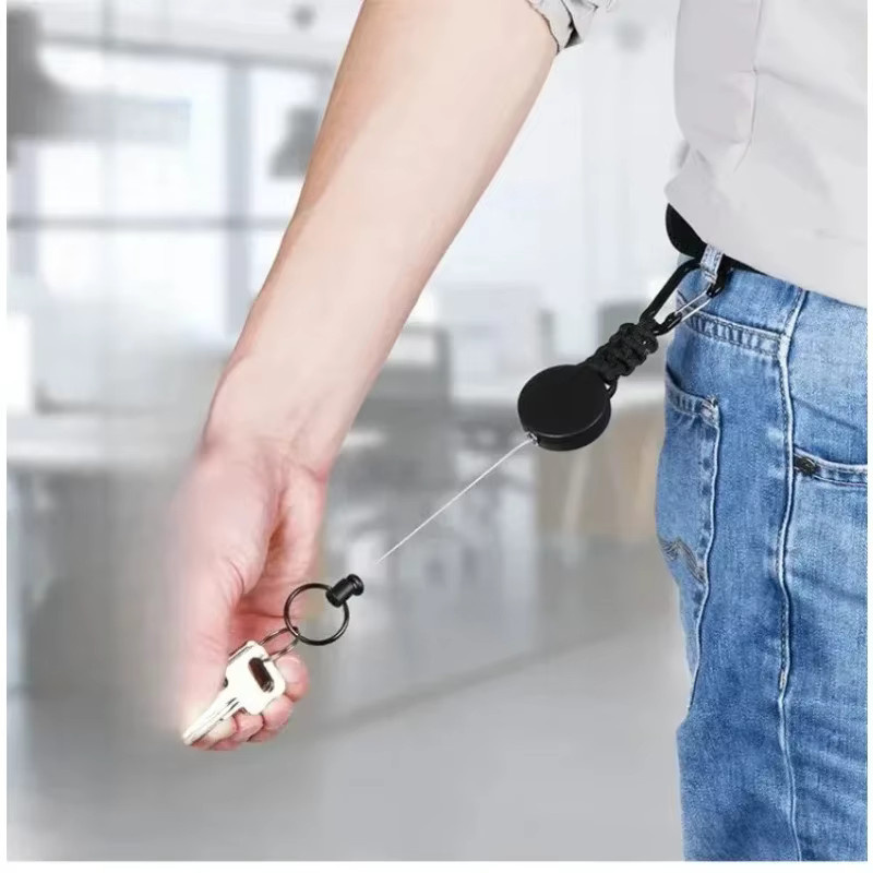 Einziehbarer Schlüsselanhänger und Ausweiskartenhalter mit Rolle und Karabinerhaken in Schwarz - Bild 3
