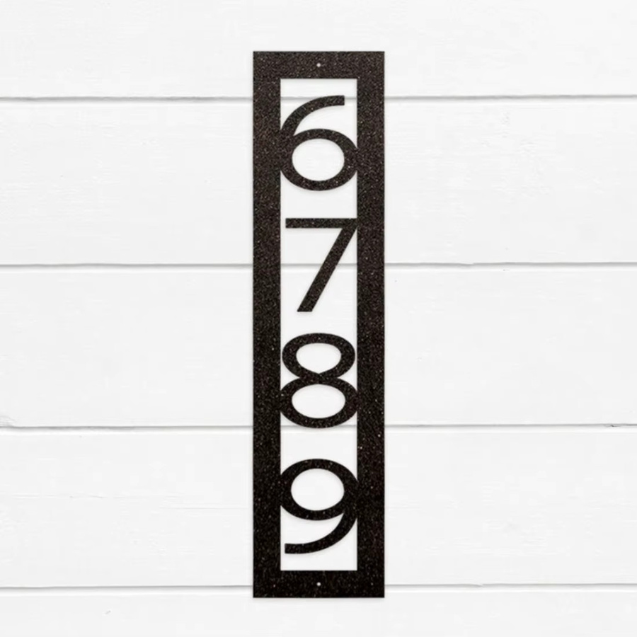 Modernes vertikales Hausnummernschild von Hello Young aus Metall in Schwarz - Bild 6