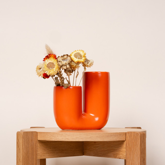 Asymmetrische Steingut Vase in Bogenform von BLUME2000 in Orange für deinen nordischen Wohnstil - Bild 1