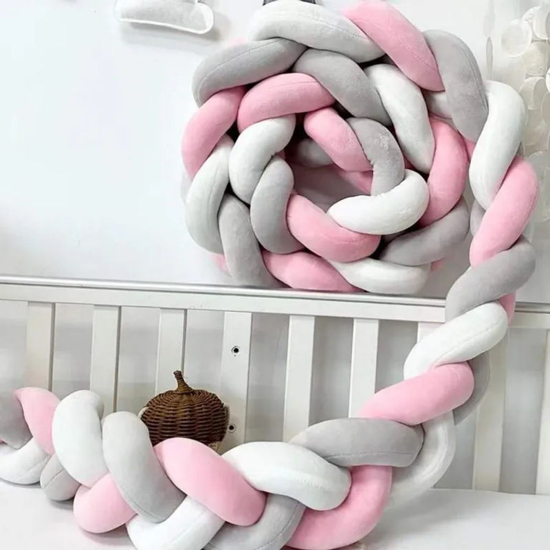 Gala Design Handgefertigter Bettschutz aus Plüsch und Baumwolle als geflochtenes Knotenkissen für das Babybett in Weiß - Bild 3