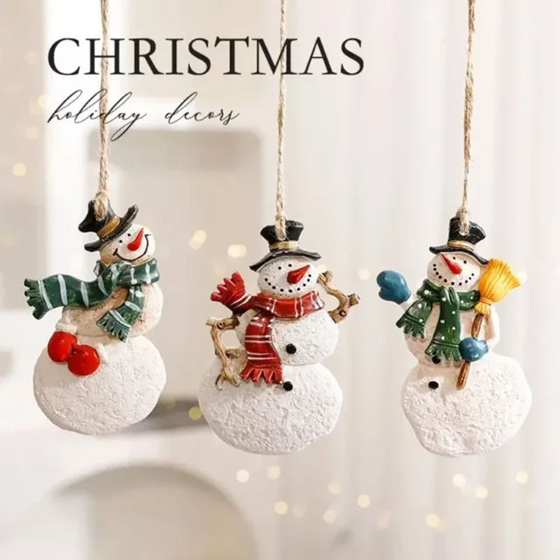 Weihnachtliche Hängeornamente aus Kunstharz mit Weihnachtsmann und Schneemann in Mehrfarbig - Bild 1