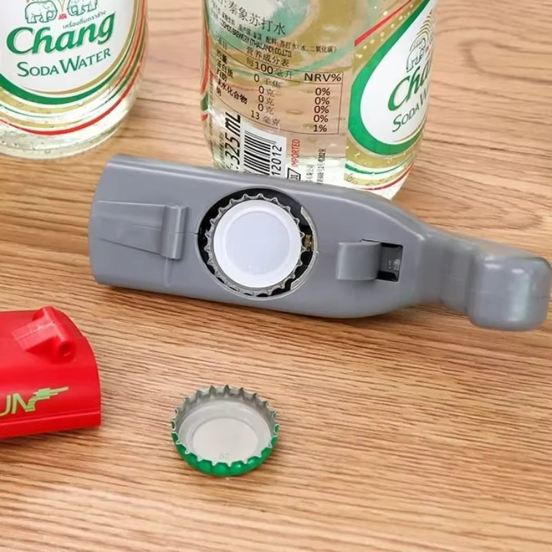 Multifunktionaler Flaschenöffner in Pistolenform aus ABS-Kunststoff in Blau mit Schießspiel für Bierdeckel - Bild 3
