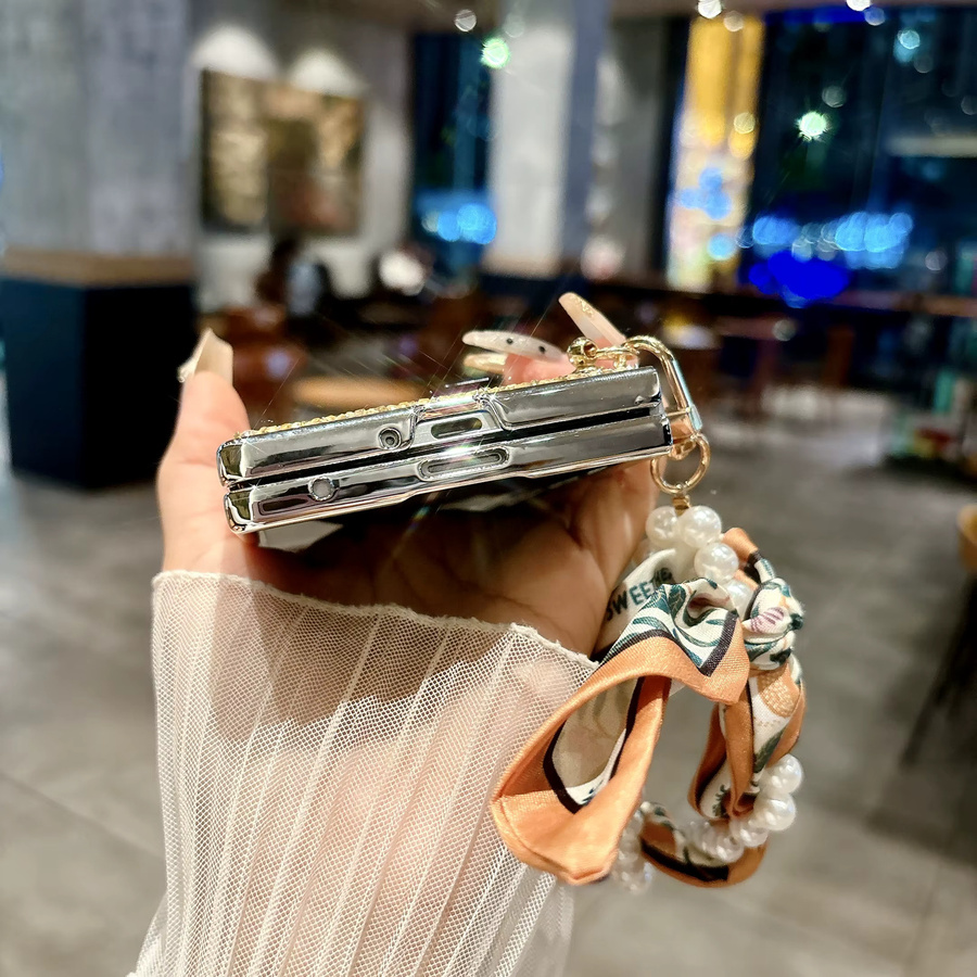 Elegante Samsung Z Fold 7/6/5/4 Schutzhülle mit Diamant-Perlen-Seidenschal-Armband und silberner Muschel-Optik - Bild 4