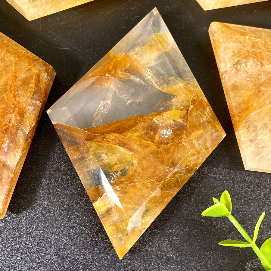 Natürlicher Kristall in Rhombus-Form als geometrische Dekoration, Gold und Gelb - Bild 5