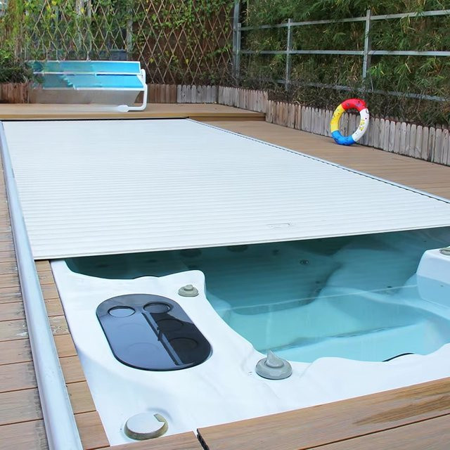 Automatische Schwimmbadabdeckung aus Polycarbonat in Weiß für rechteckige oberirdische Pools, UV-beständig und wasserdicht - Bild 1