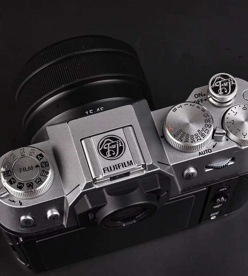 Fujifilm Kamerazubehör Set aus Metall mit Blitzschuhabdeckung und Auslöserknopf in Silber für XT2 XT3 XT10 XT20 XT50 X100V X100VI XT30II - Bild 1