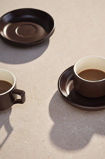 Jotex THELMA Kaffeetassen mit Beilagenteller im 2er-Pack aus Steinzeug, Braun - Bild 1
