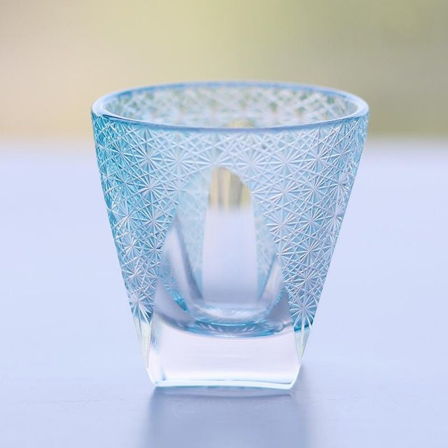 Handgemachter Edo Kiriko Sake Becher mit Muster der Vier Edlen in Blau, 35 ml - Bild 1