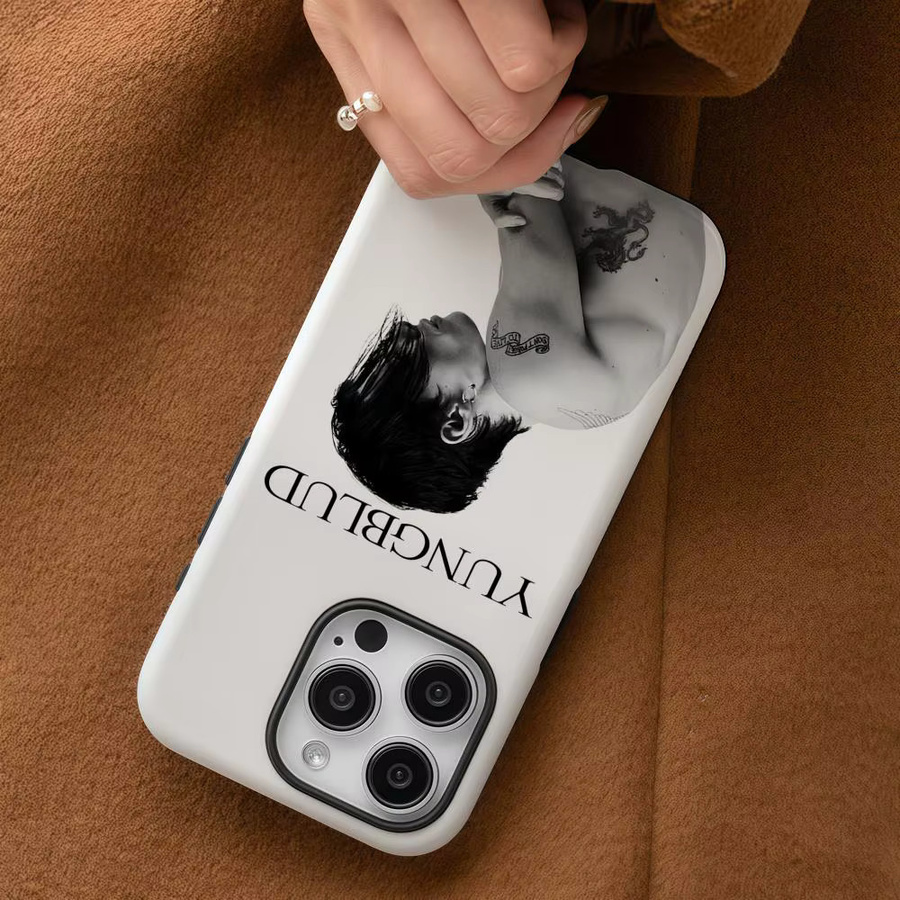 Y-Yungblud Idols Handyhülle für iPhone 12 bis iPhone 17 Pro Max Plus, glänzende HD-Doppelschicht-Flüssighartschale, Weiß - Bild 4