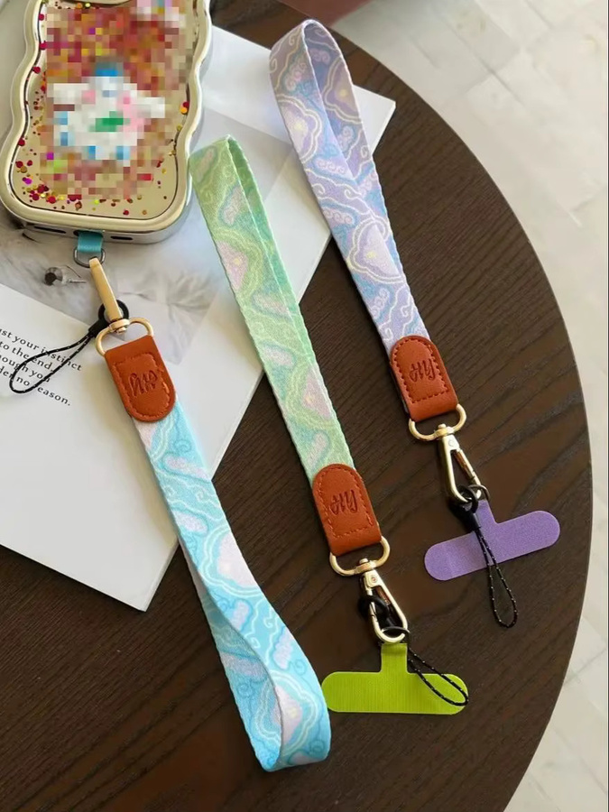 Personalisierte Trend Handy Lanyard mit breitem Seil und Charme als Anti-Verlust Handgelenk Strap für dein Smartphone in Blau und Multicolour - Bild 6